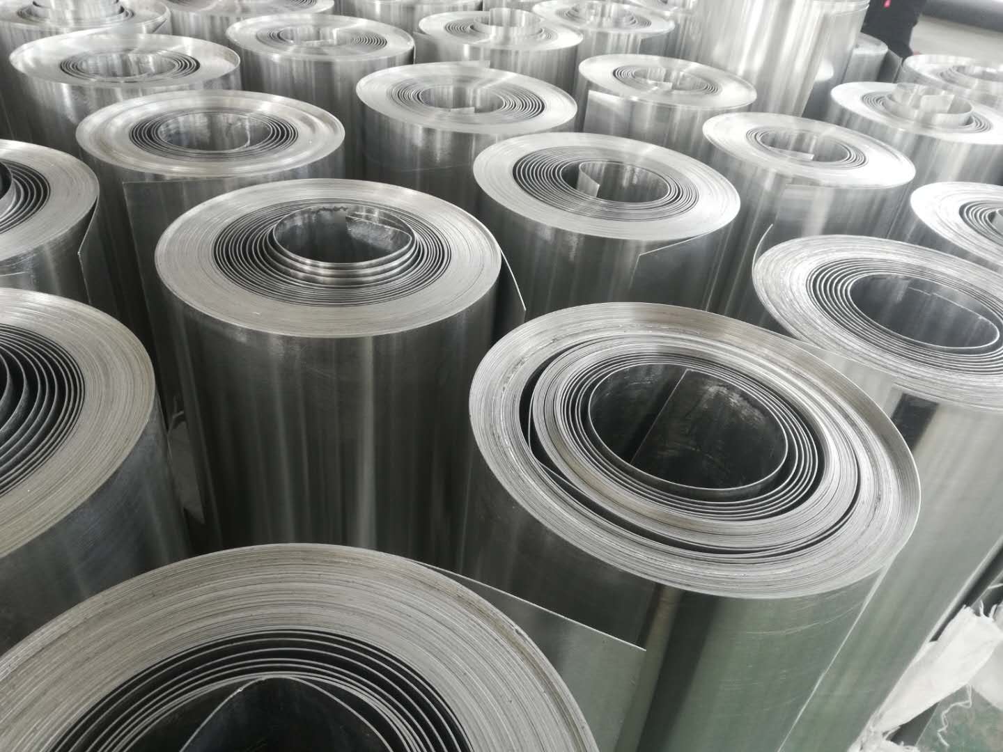 O material metálico usado para abas de latas de bebidas: é liga de alumínio?
