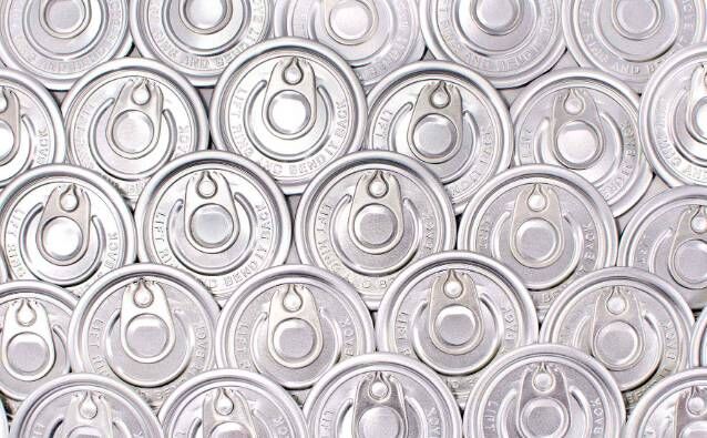 "Como as extremidades fáceis de alumínio garantem frescor e segurança aos produtos?"