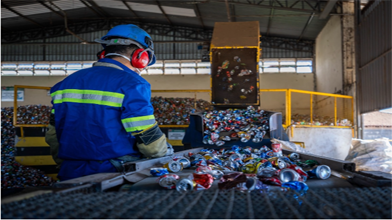 Brasil mantém recorde de reciclagem de latas de bebidas